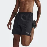 Short de running 2XU Aero de 7 pulgadas, color negro, con cintura elástica y cordón interno, bolsillos laterales y bolsillo trasero con cremallera. Presenta el logo 2XU reflectante en la pierna.