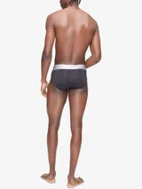 Pack de tres slips negros de microfibra reciclada, con cintura elástica plateada con el logo de Calvin Klein.