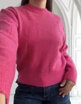 Sweater fucsia de punto con cuello redondo y detalles rotos.