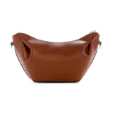 Bolso de hombro Guess modelo Amorette, color marrón coñac, con diseño fruncido y detalles metálicos dorados. Presenta el logo de la marca en relieve en el frente.