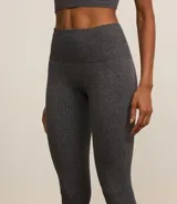 Calza deportiva gris acanalada sin costuras, de tiro alto.