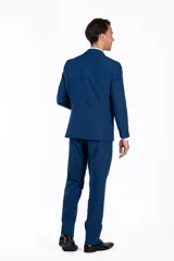 Traje de dos piezas compuesto por saco de dos botones con solapa clásica y pantalón de corte slim fit. Confeccionado en poliéster, presenta un diseño versátil y elegante.