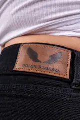 Pantalón cargo negro de jeans sin lycra, corte holgado y tiro alto. Cuenta con múltiples bolsillos laterales con solapa y cordones ajustables.