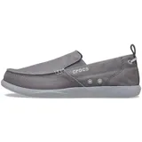 Mocasín Crocs modelo Walu Syn de estilo náutico, confeccionado en lona azul con detalles en color marrón. Presenta suela de material Croslite flexible y diseño slip-on con ojales decorativos laterales.