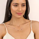 Collar de plata 925 con cadena de 45 cm más 5 cm de extensión, con dijes de estrellas de topacio blanco y piedras de granate.