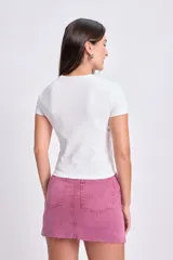 Camiseta blanca de manga corta y cuello redondo, confeccionada en tejido de punto rib al cuerpo.