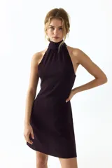 Vestido mini de punto arrugado color bordó, de diseño entallado con escote halter y cuello elevado.