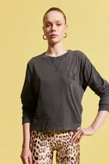 Remera gris de algodón Pima peruano, de corte recto, cuello redondo y mangas largas. Tiene bordado el logo "Love" en el frente.