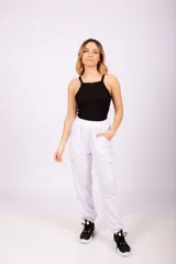 Pantalón babucha blanco con cintura elástica y bolsillos cargo laterales.