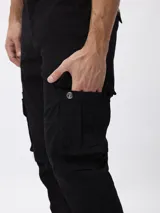 Pantalon cargo de gabardina color negro, con corte regular fit, tiro medio, cierre de boton y cremallera, y bolsillos laterales tipo cargo.