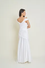 Vestido de novia blanco, largo hasta el piso, con escote corazón, breteles finos y espalda en V. El cuerpo del vestido es drapeado y presenta pequeños detalles bordados.