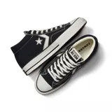 Championes Converse Star Player de caña media, color negro con detalles en blanco.
