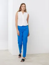 Pantalón de gabardina elastizada celeste, marca Zac & Rachel. Modelo recto con pretina ancha con faja interna modeladora, largo de pierna y costura frontal pespunteada.