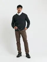 Sweater de punto color ladrillo con cuello en V y mangas largas.