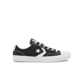 Zapatillas Converse Star Player de caña baja, color negro con detalles en blanco. Inspiradas en el baloncesto, combinan características clásicas con costuras reforzadas y cuello acolchado.