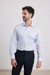 Camisa de vestir blanca de algodón con cuello italiano y mangas largas.