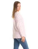 Buzo de chenille con textura jaspeada, cuello bote y manga larga. Presenta un diseño de tejido acanalado con aberturas laterales en el ruedo.