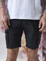 Bermuda de gabardina negra con bolsillos cargo laterales y corte recto.