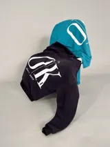 Buzo negro de corte oversize con cuello redondo y puños ajustados. Estampa frontal con la frase "It's OK" en letras blancas.