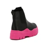 Botas Chelsea negras con plataforma track color fucsia.