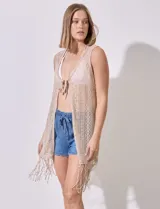 Chaleco de playa color beige, tejido al crochet con patrón calado y terminación con flecos.
