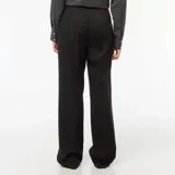 Pantalón sastre negro de corte ancho.