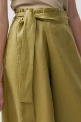 Pantalón palazzo blanco de lino con lazo en la cintura.