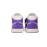 Championes Jordan Air 1 Mid, con diseño tricolor en azul, blanco y rojo. Confeccionados en cuero premium y material sintético, cuentan con unidad Air-Sole en el talón para mayor amortiguación y suela de goma para tracción.