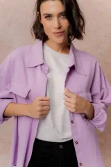 Camisa oversize de denim liviano color amarillo, con cuello camisero, mangas largas con puños, bolsillos delanteros con tapa y ruedo desflecado.