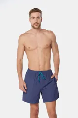 Short de baño liso color verde esmeralda, con cintura elástica y cordón ajustable.