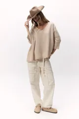 Sweater de tejido de punto color celeste, con escote en V y calce holgado. Confeccionado en lana italiana.