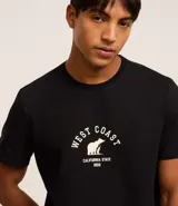 Remera negra de algodón con cuello redondo y mangas cortas. Estampa frontal con la leyenda 'West Coast' y un oso. Corte comfort.