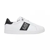 Championes EA7 Emporio Armani de estilo clásico en color blanco, con una franja lateral negra que presenta el logo de la marca en blanco. Incluye detalle en negro en el talón y suela de goma blanca con el logo grabado.
