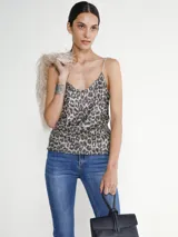 Top de fiesta con breteles finos y escote en V, cubierto de lentejuelas con estampado animal print.