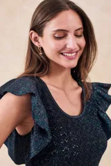 Top de punto calado color beige con brillo metalizado, escote redondo y mangas cortas con volados.