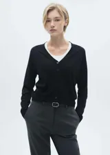 Cardigan de punto fino con cuello en pico y cierre frontal de botones. Presenta un diseño recto de manga larga.