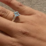 Anillo de plata 925 con aguamarina de talla cuadrada.