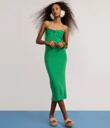 Vestido midi de punto color verde, sin breteles, con diseño ajustado al cuerpo y detalle torcido en el busto.