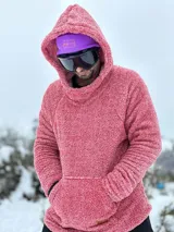 Canguro de polar con capucha y estampado animal print de leopardo en tonos blanco, negro y marrón.