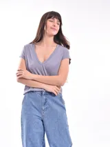 Remera negra de manga corta con escote en V, corte clásico y holgado.