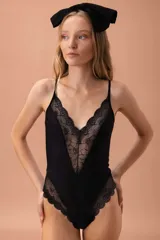 Body negro de lycra con escote en V y detalles de encaje en el frente y en la parte inferior.