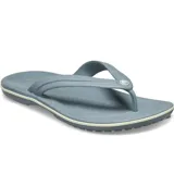 Ojotas Crocband Flip de Crocs, color verde militar con una línea blanca en la entresuela. Diseño ligero con tira superior de TPU y plantilla con textura de masajes.