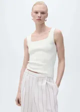 Top de punto fino con cuello cuadrado y tirantes anchos, de diseño entallado.