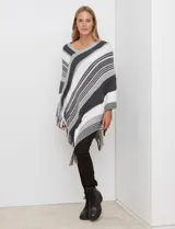 Poncho de tejido de punto, marca Barrington, con diseño de rayas diagonales en tonos rosado, blanco crema y gris oscuro. Presenta cuello en V y terminación con flecos en el ruedo.