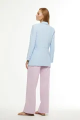 Blazer celeste con cuello solapa, corte entallado y cierre con botón forrado.