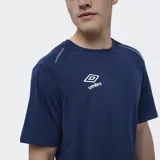 Remera deportiva Umbro Lume de manga corta y cuello redondo, color azul marino, con el logo de la marca bordado en el pecho en color blanco.