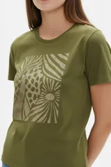 Remera de algodón color blanco, con cuello redondo, mangas cortas y estampa frontal rectangular con motivo de animal print estilo cebra y la palabra 'ICON'.