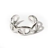 Anillo plateado con diseño de eslabones calados, ajustable.