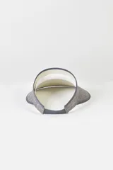 Visera de tela gris jaspeada con borde liso en tono gris oscuro, sin corona superior.