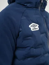 Campera Umbro del Club Nacional de Football, modelo Alpine. Diseño en color azul marino con frente acolchado termosellado, mangas y espalda de tejido polar, capucha integrada y cierre frontal completo. Incluye logo de Umbro y escudo del club en el pecho.